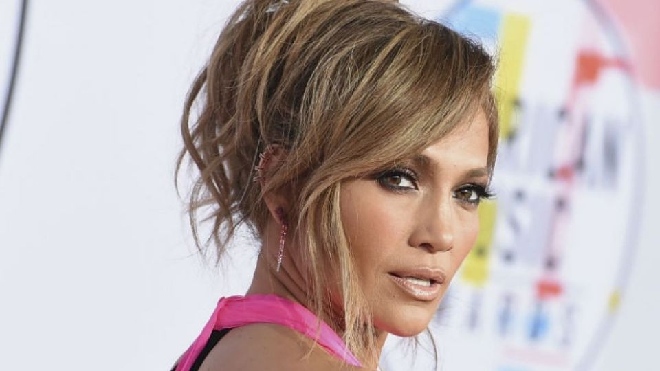 JLo posó con un outfit donde se ve como una Barbie arriba de una bicicleta. Foto: Especial