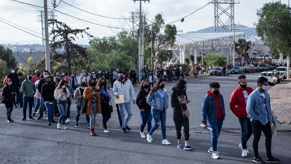 Jóvenes zacatecanos de entre 18 y 29 años se conglomeraron para vacunarse. Foto: Cuartoscuro
