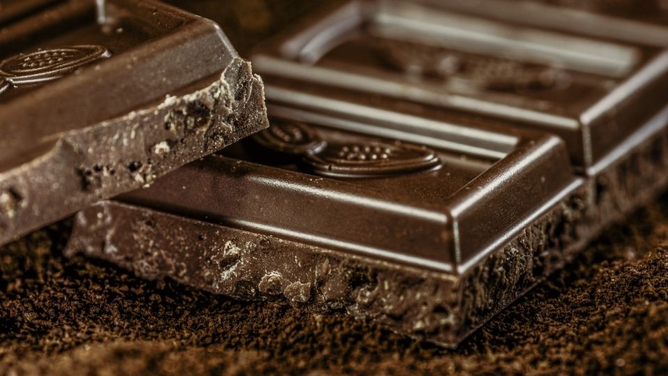 Un chocolate bajo en azúcar y leche puede convertirse en tu mayor aliado. Foto: Pixabay