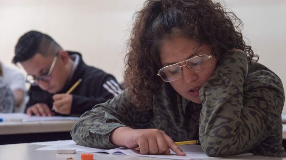 Alumnos presentando examen de admisión a bachillerato
Foto: Cuartoscuro