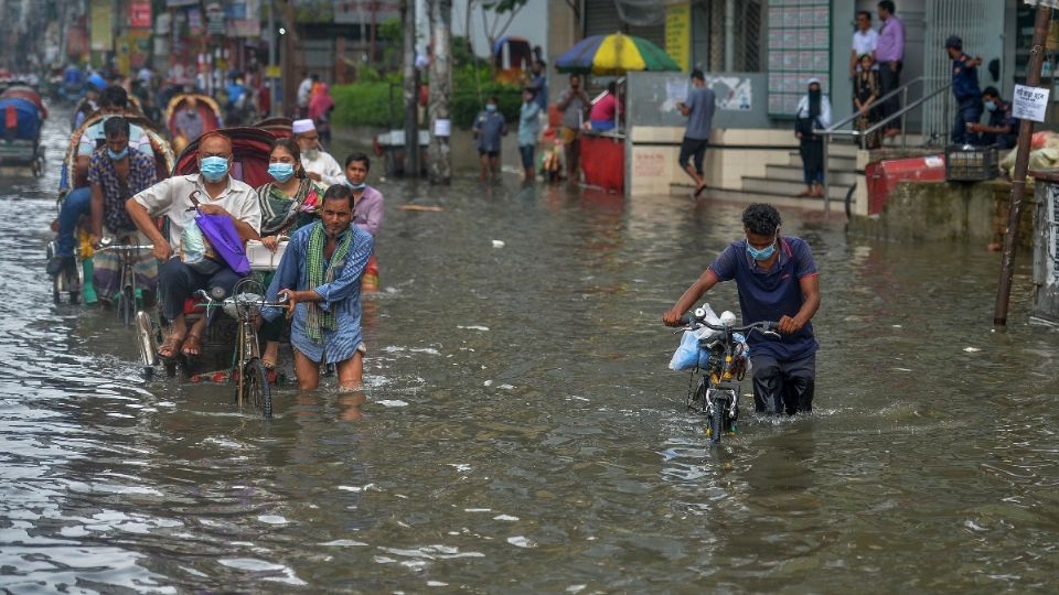 DHAKA. Además del incremento de contagios, las lluvias han provocado inundaciones. Foto: AFP
