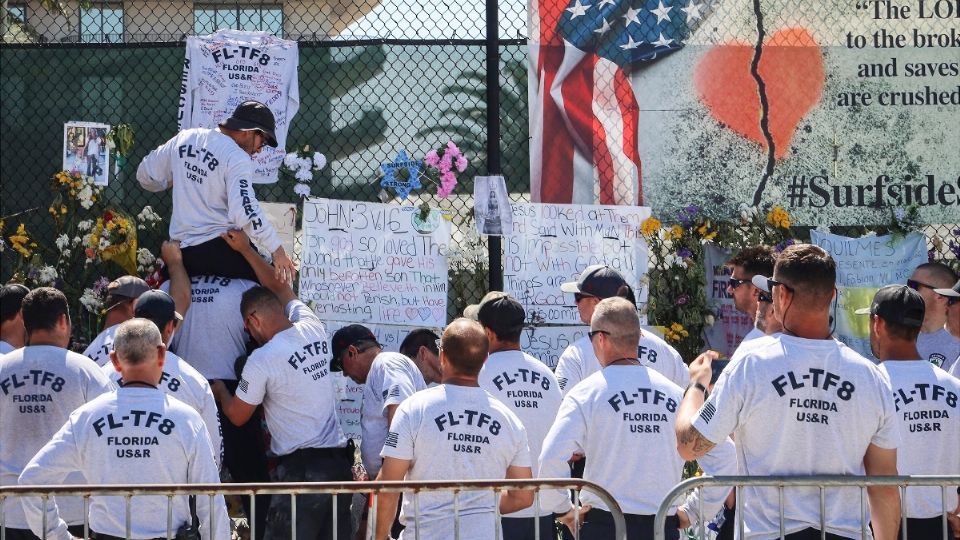 LUTO. Surfistas rindieron tributo a víctimas del derrumbe. Foto: AP
