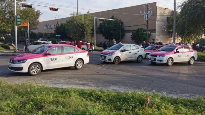 Taxistas bloquean Zaragoza, se enfrentan con policías y causan caos en la zona