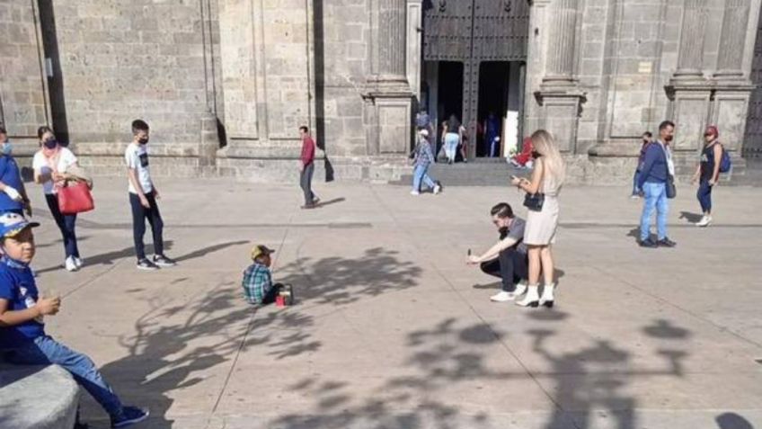 Exhiben a pareja que tomó foto a niño mientras pide dinero en Guadalajara; los tachan de ‘Whitexicans’