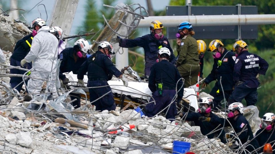 Continúan desaparecidas 118 personas tras colapso de edificio en Miami. Foto. AP