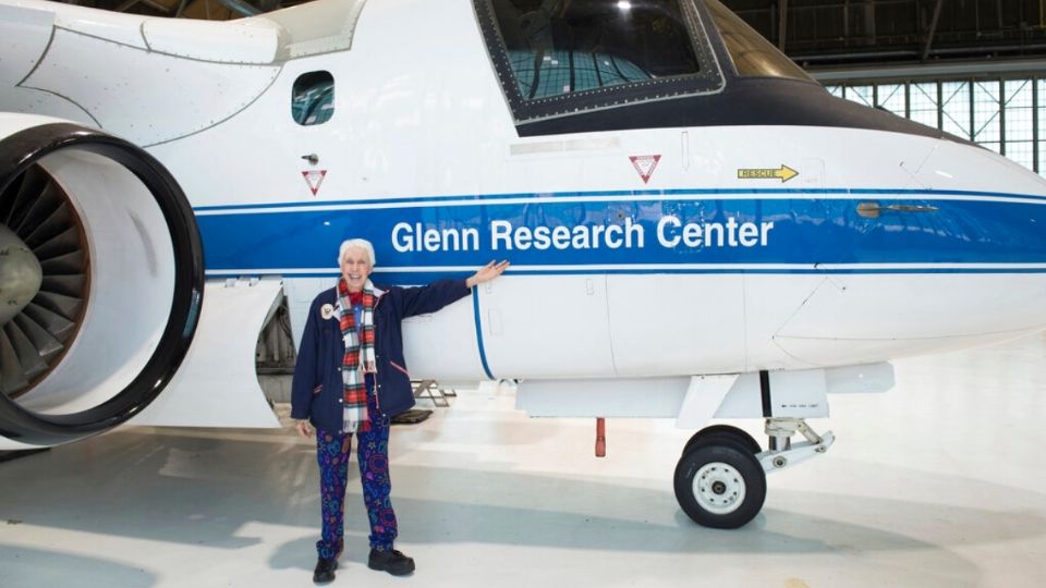 HISTÓRICA. Visita al Centro de Investigación Glenn en Lewis Field por la aprendiz de astronauta del Mercury 13, Wally Funk. Foto: AP
