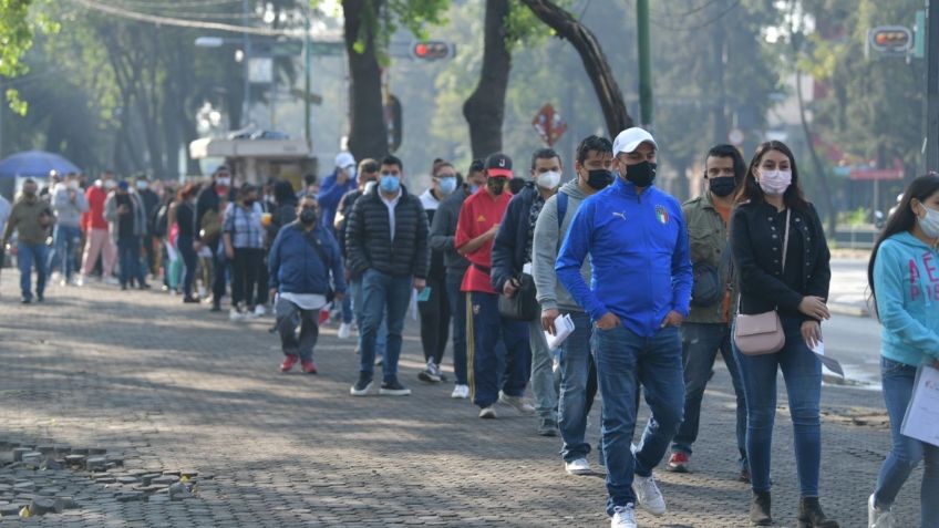 Se registran largas filas en el inicio de la vacunación de 30 a 39 años en CDMX: FOTOS y VIDEOS