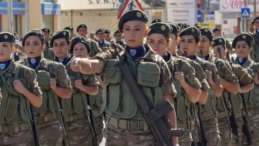 Mujeres soldados marchan en desfile militar con tacones; indigna a las redes sociales y denuncian sexismo