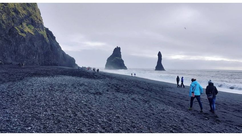 Reynisfjara, la playa negra de Islandia, ¿a qué debe su impresionante color?