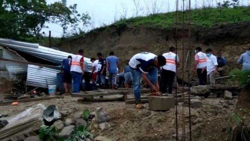 Derrumbe sepulta a familia en Chiapas tras fuertes lluvias