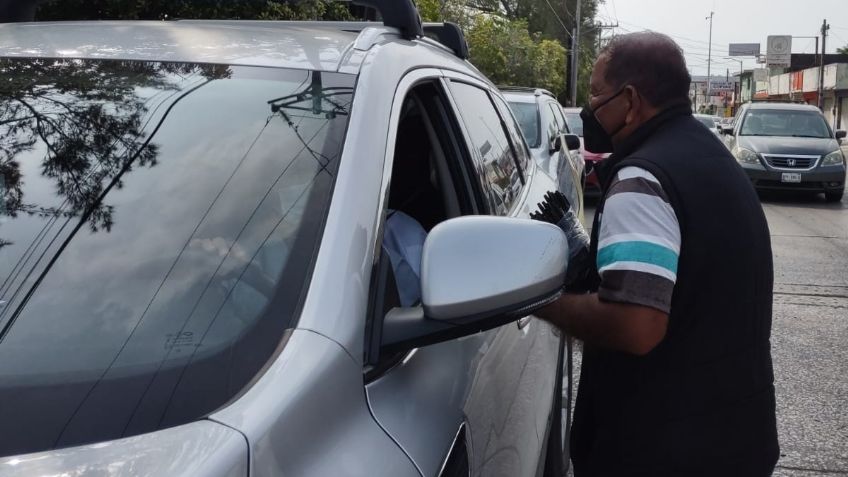 ¡Qué Padre! Hombre vende pluma bajo el sol abrumador de Tamaulipas para pagar cirugía de su hijo