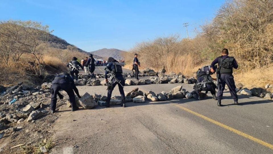 Integrantes del Cártel Jalisco Nueva Generación también han bloqueado la carretera para impedir el paso de las autoridades. Foto: Especial