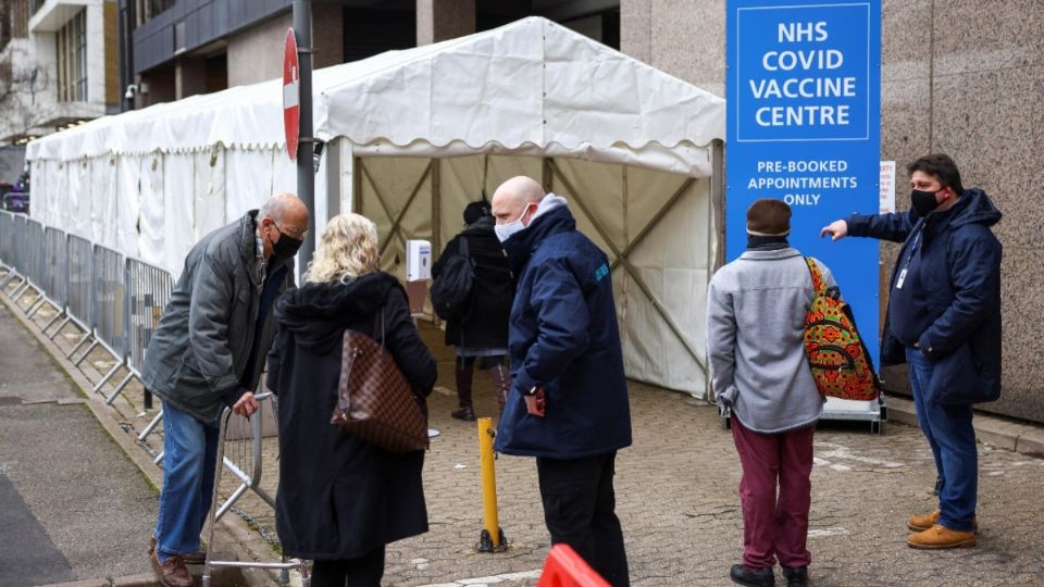 Londres busca que personas acudan a vacunarse a cambio de entradas para la Euro. Foto: Reuters.