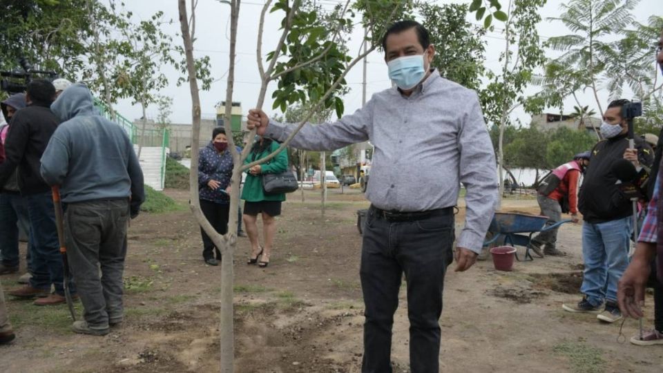 El edil exhortó a los vecinos a cuidar de los árboles y las plantas, no tirar basura y limpiar las heces de sus mascotas. Foto: Especial