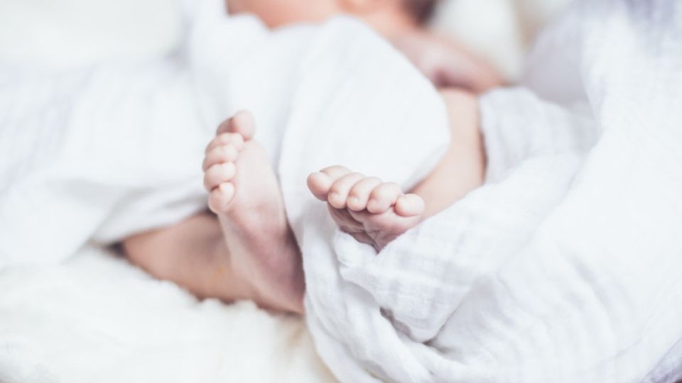 La mujer que pedía limosna esperó a la madre por más de tres horas, pero no regresó. Foto: iStock