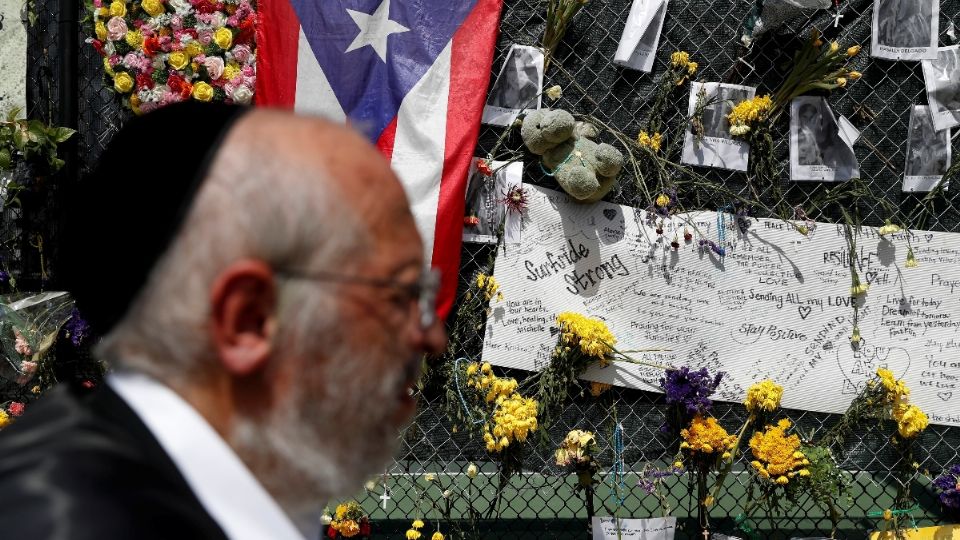 RESPETO. Rabinos cooperan para recuperar los restos respetando su religión. Foto: Reuters