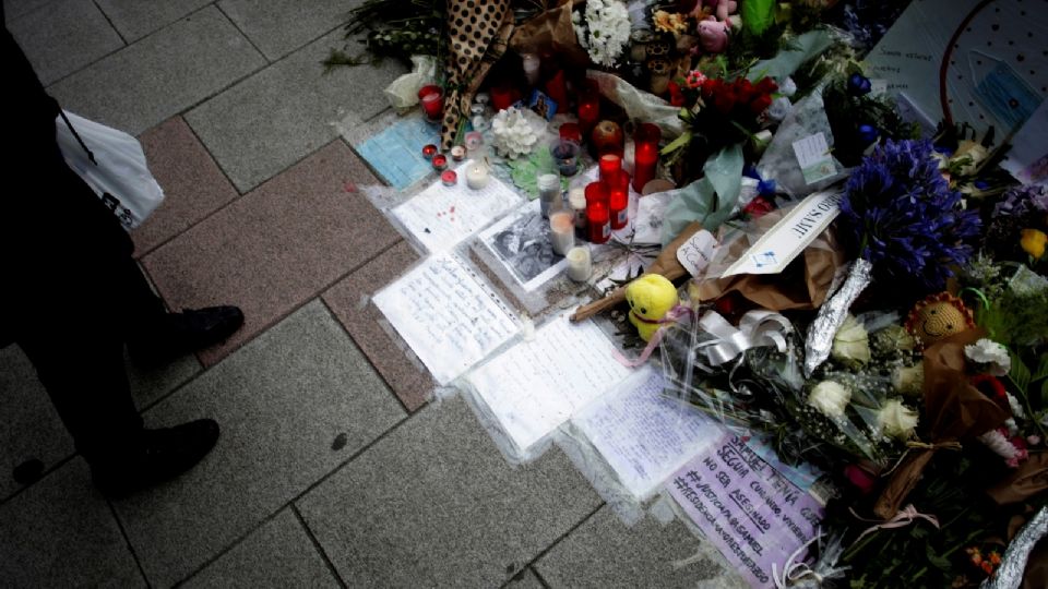 Ofrenda de flores y mensajes dejados en el lugar en el que fue asesinado Samuel Luiz.