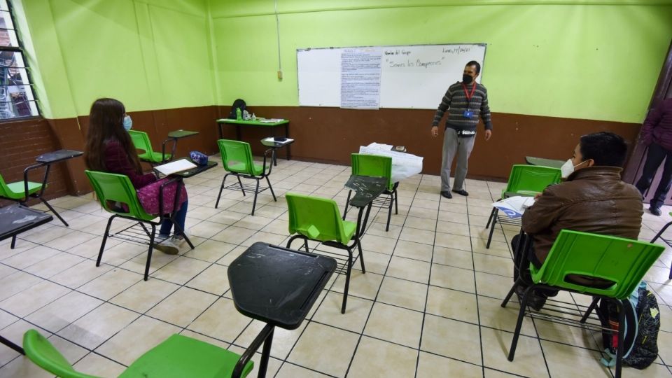 La tercera ola de covid-19 que golpea al país, mantiene en riesgo el regreso a clases. FOTO: Cuartoscuro