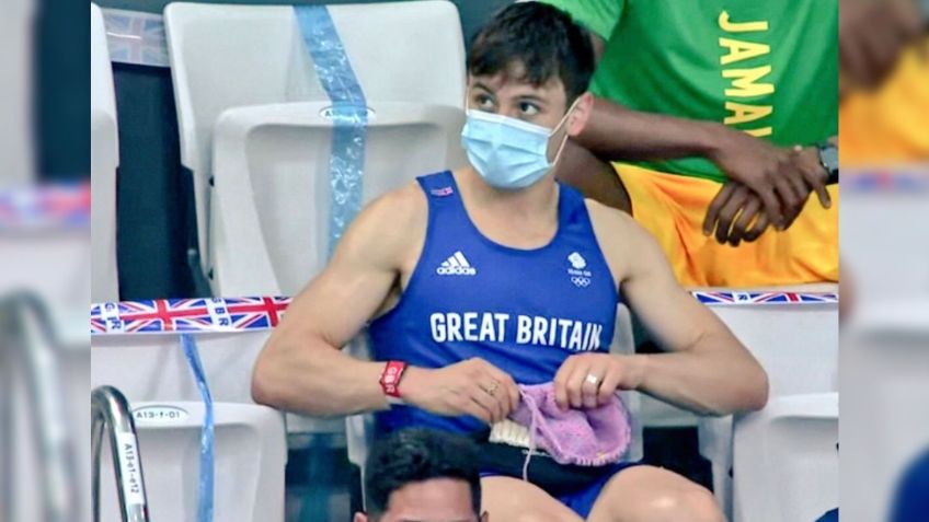 Tokio 2020: Tom Daley es captado tejiendo en plena final de clavados | VIDEO