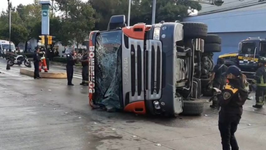 Camión de bomberos vuelca tras ser impactado por camioneta sobre calzada Vallejo