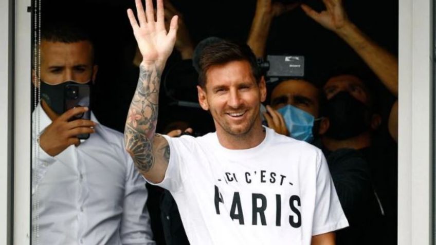 Messi saluda por primera vez a los "hinchas" del PSG y se pone playera con la frase “Esto es París”