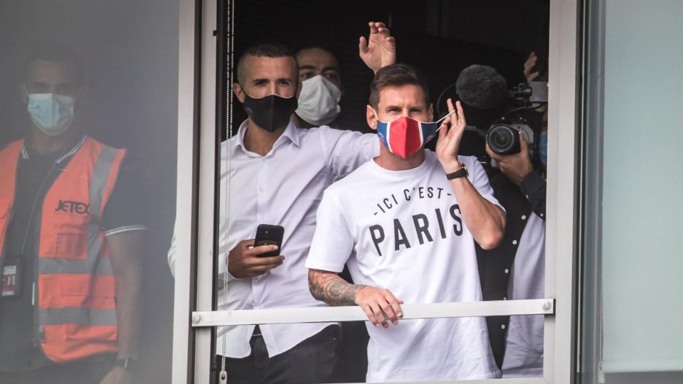 Messi llegó a París usando un cubrebocas del PSG. Foto: EFE