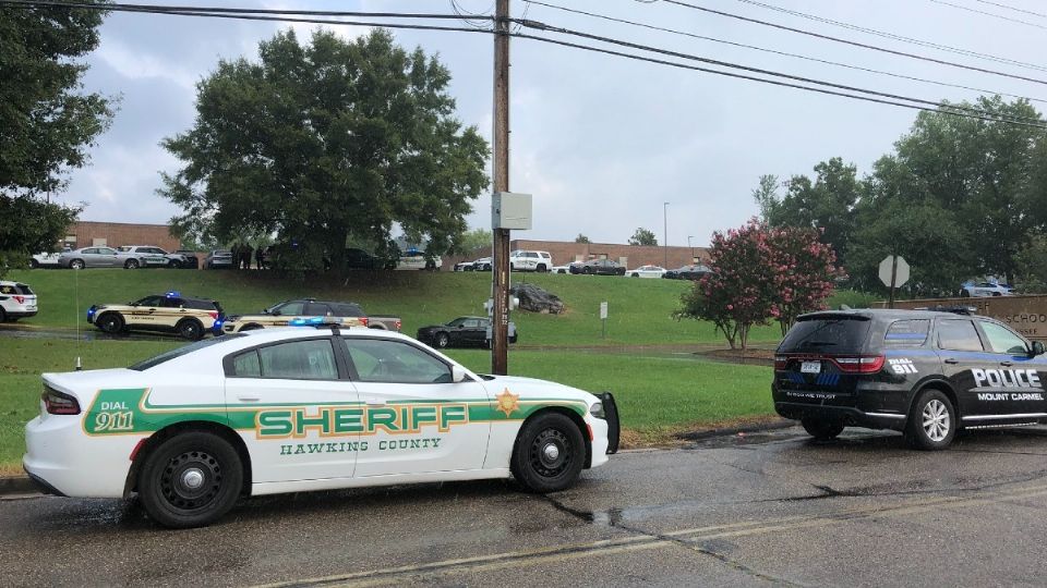 Los agentes no encontraron heridos ni sospechosos dentro de la escuela. Foto: Especial