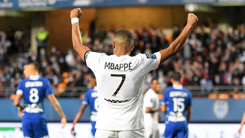 Imagen del festejo de Kylian Mbappé. Foto: Twitter @Ligue1_ESP