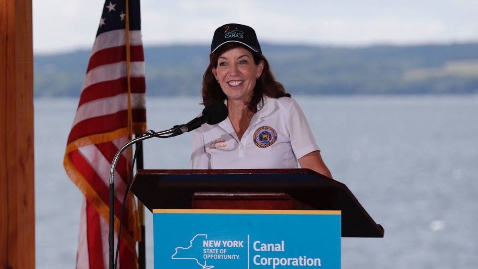 Kathy Hochul tiene un perfil discreto en Nueva York y participó en el Congreso en Washington. Foto: Twitter