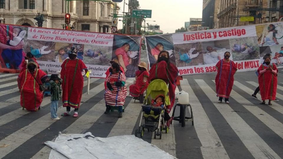 Los pobladores triquis mantienen un bloque en Avenida Juárez y en el Eje Central Lázaro Cárdenas. Foto: Archivo