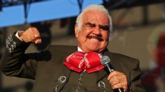 La vez que Vicente Fernández BESÓ apasionadamente a una FAN y terminó en el suelo: VIDEO