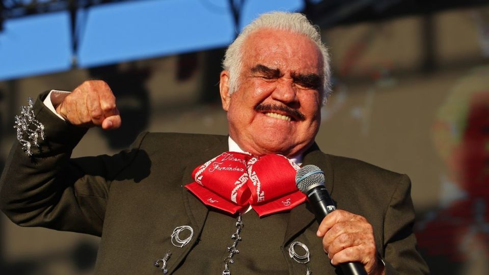 Vicente Fernández disfrutó del apasionado beso de una fan para segundos después caer al suelo. Foto: Cuartoscuro