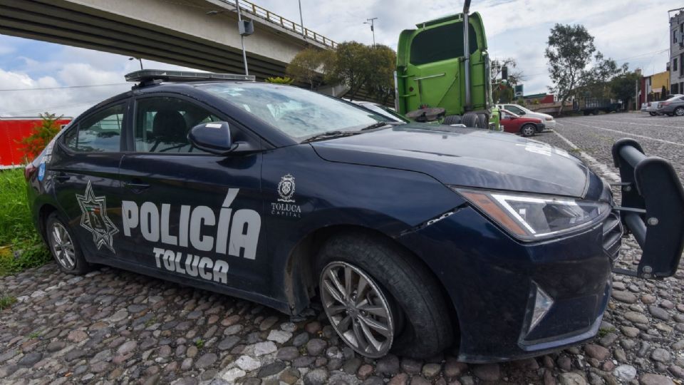 Los vehículos ocupan espacios en al menos tres colonias de la capital mexiquense.