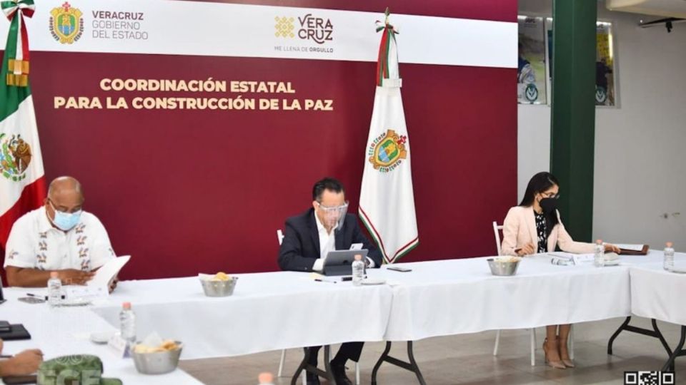 A través de un mensaje en el que estuvieron la fiscal y el gobernador de Veracruz se informó sobre los enfrentamientos. Foto: Especial