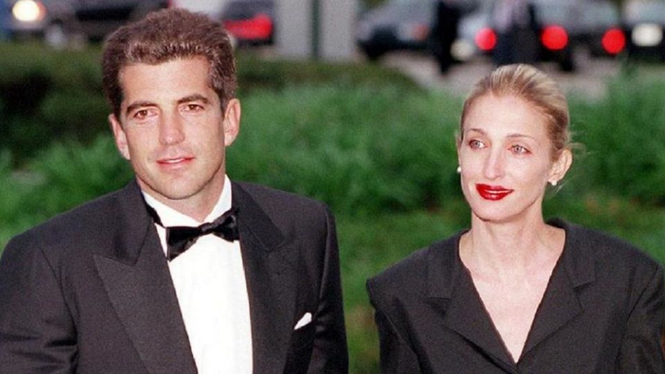 John F. Kennedy Jr. tuvo una historia de amor con su esposa, Carolyn Bessette, que culminó en el accidente de ambos. Foto: Especial