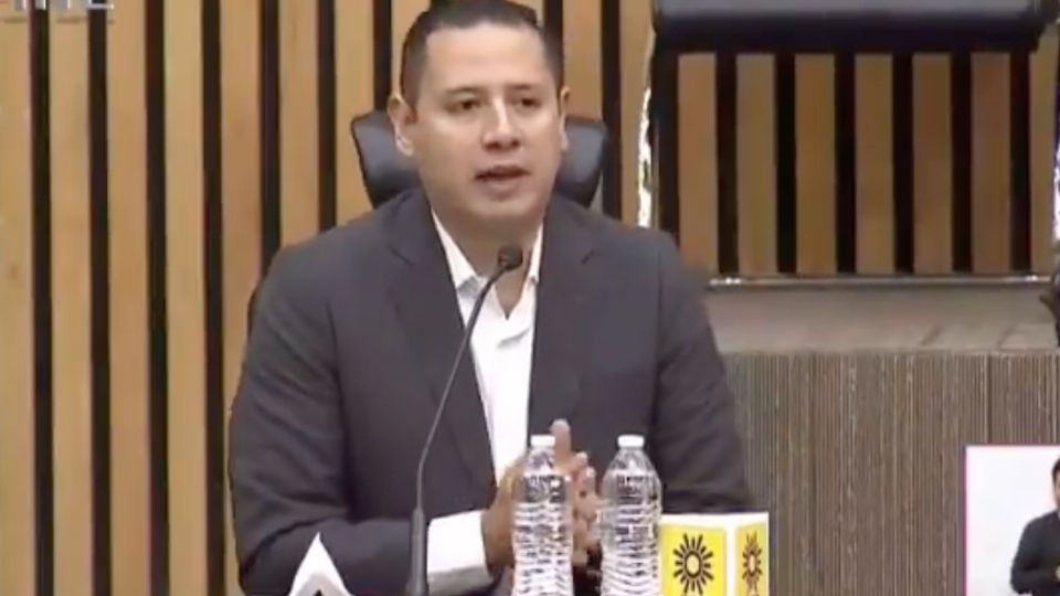 El dirigente nacional del PRD, Jesús Zambrano, aclaró que Campuzano sigue siendo el dirigente de ese partido en el Estado de México.