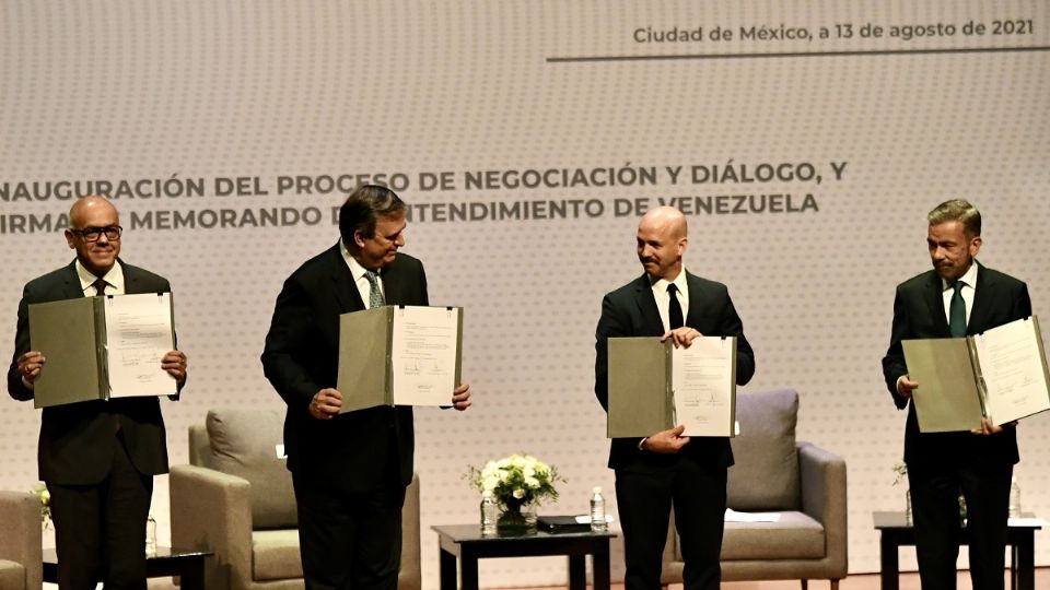 El diálogo entre el régimen y la oposición arrancó con la firma de un memorando de entendimiento; el canciller Ebrard fue testigo. Foto: Leslie Pérez
