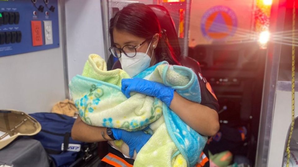 Elementos de Protección Civil ayudaron a la mujer durante el parto. Foto: Especial