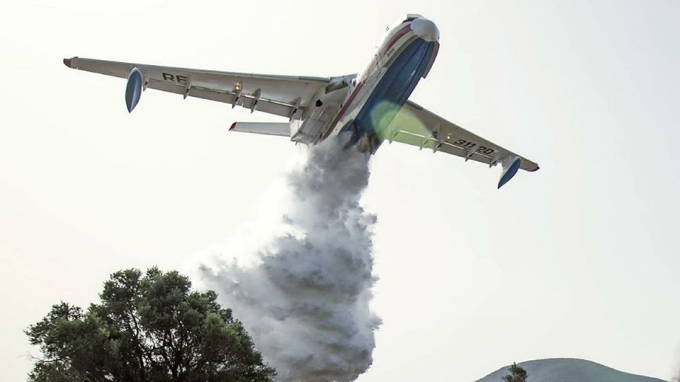 Un avión apagafuegos rentado en Rusia se accidentó al apagar incendio en Turquía; los 8 tripulantes murieron. Foto: Especial