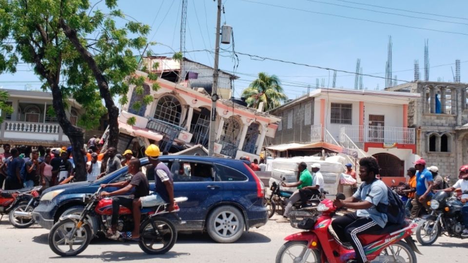 APOYO. Se denunció que las pandillas interceptan los camiones con víveres en Haití. Foto: AP