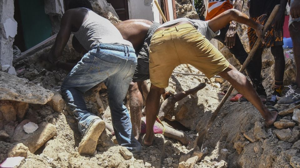 Terremoto de 7.2 grados en la escala de Richter causa devastación en un país sumido en una profunda crisis política y económica. Foto: AP