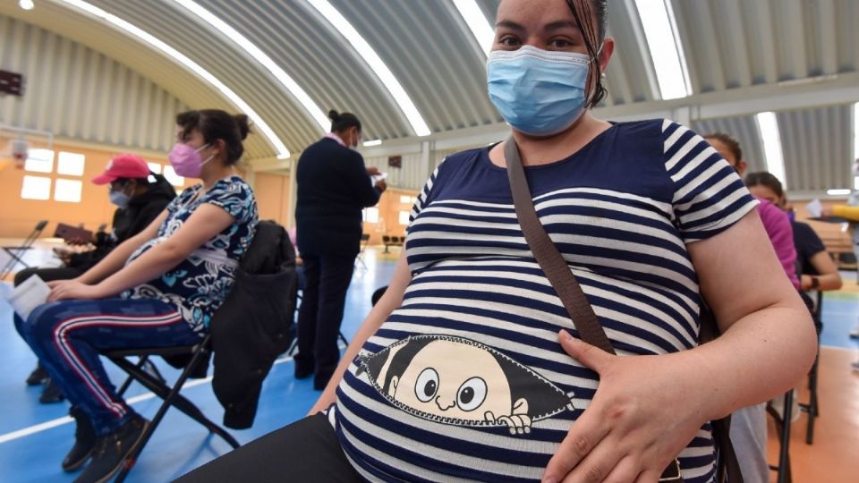 Las mujeres que tengan más de 9 semanas de gestación podrán recibir la primera dosis de la vacuna. Foto: Cuartoscuro