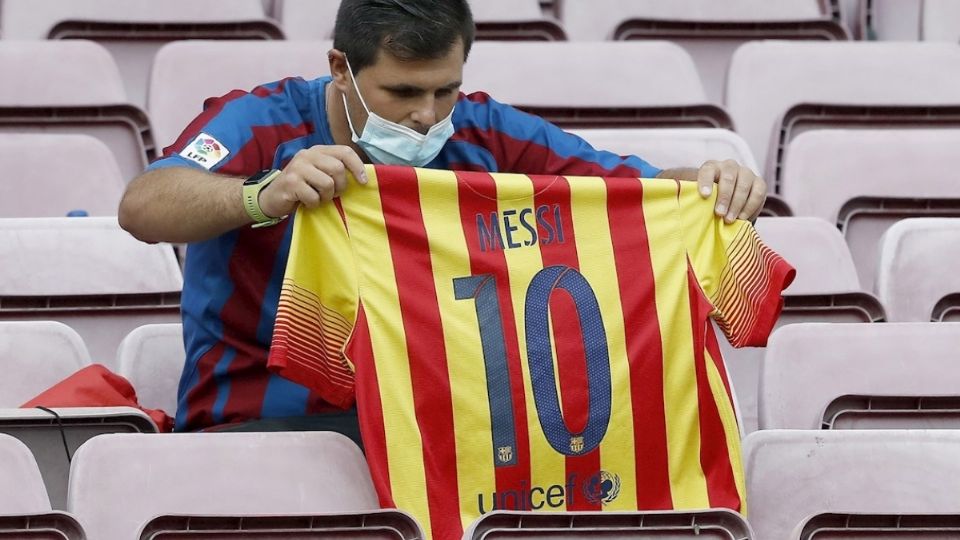 Aficionados recordaron a Messi en las tribunas y mandaron duros mensajes a Laporta con pancartas fuera del estadio