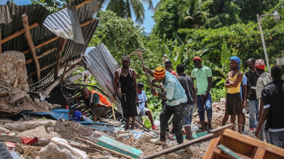 VISTA. Los daños dejaron a familias sin casa. Foto: AP
