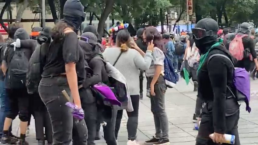 Enfrentamiento entre feministas y policías, en el Ángel de la Independencia, deja dos personas lesionadas