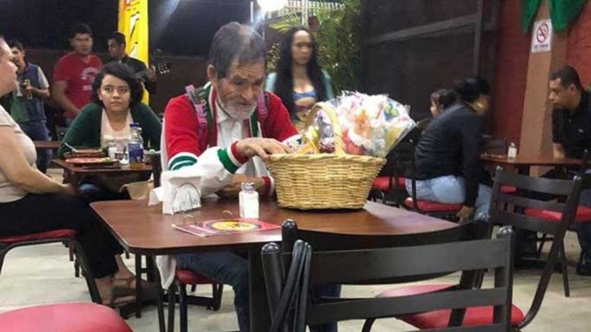 “Mamá tiene mucha hambre”: Pequeño usa su dinero para comprarle tacos a un abuelito