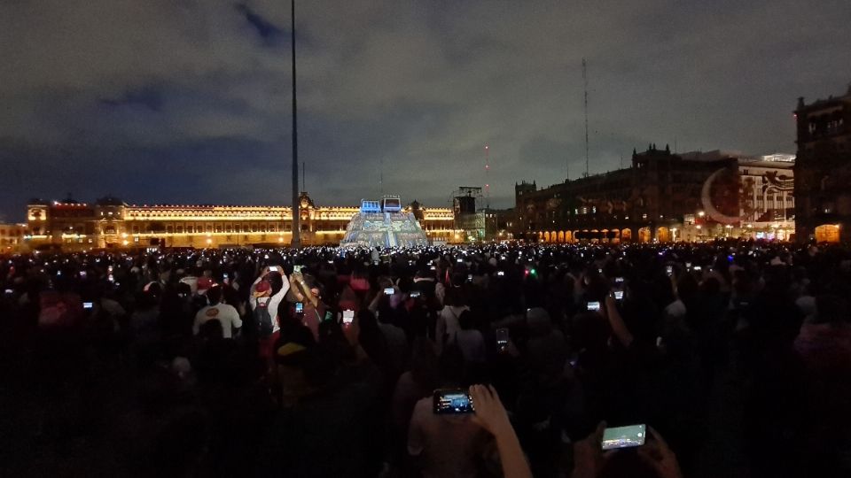 MEMORIA LUMINOSA. Es el espectáculo que se presenta
en el Zócalo en memoria a los 500 años de resistencia indígena. Foto: Guillermo O´Gam