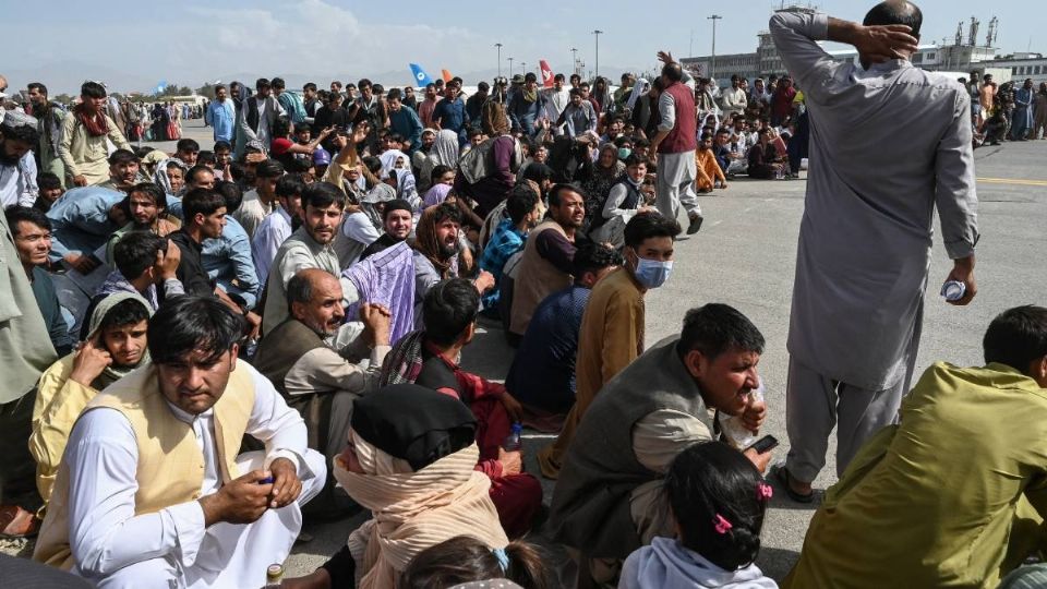 EU y otros 65 países informaron que los afganos y extranjeros que desean huir “deben ser autorizados para hacerlo”. Foto: AFP