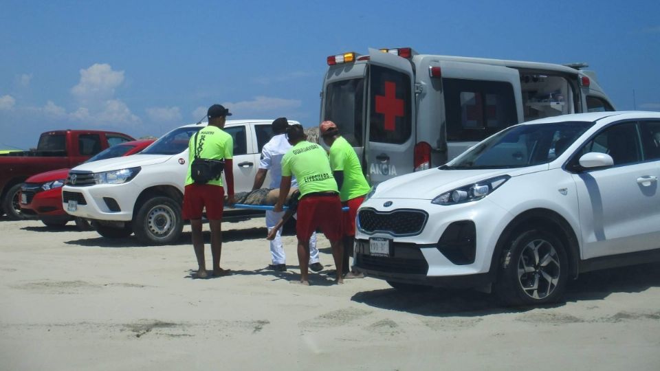 'Se estaban bañando en la playa', explican sobre la presencia de los menores en la zona.