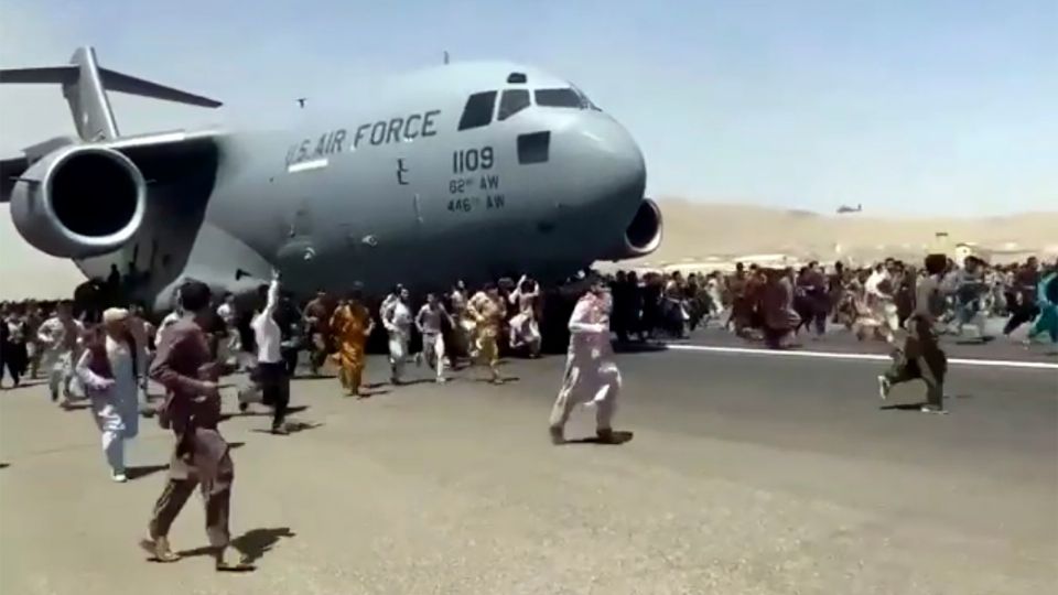 DESESPERACIÓN. Decenas de personas corrían en Kabul junto a un avión C-17 de la Fuerza Aérea de EU. El aeropuerto fue reabierto. Foto: AP